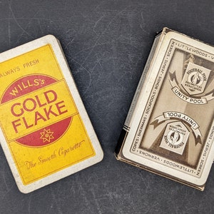 1940's Gold Flake Cigarettes Full-deck speelkaarten en 1960's Littlewoods Football Pools ongeopende full-deck speelkaarten, vintage kaarten.