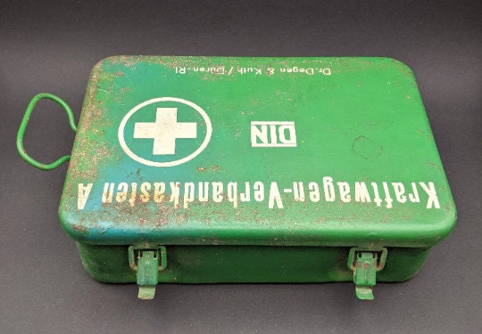 1963 Erste-Hilfe-Kasten für Auto mit Inhalt, Verbandskasten aus Metall  Kraftwagen, Vintage-Medizinkasten und Zubehör, historische Filmrequisite. -  .de