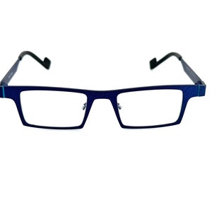 Puede incluir: Un par de gafas rectangulares azules con una fina línea azul en las patillas.