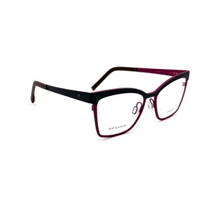Op de afbeelding: Zwarte en paarse cat-eye bril met een dun metalen montuur. De bril heeft een strak design met een zwart bovenframe en een paars onderframe. De pootjes zijn zwart met een klein zilverkleurig accent.
