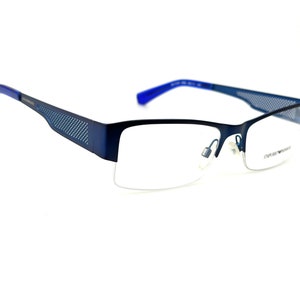 Puede incluir: Gafas de media montura azules y plateadas con una varilla texturizada.
