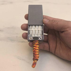 Peut inclure: Une tasse en céramique blanche avec une anse noire et le texte "But First, Coffee" en noir, dans une police manuscrite. La tasse est posée sur une surface blanche.