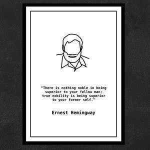 Op de afbeelding: Zwart-witte lijntekening van een man met een baard en een citaat van Ernest Hemingway: "Er is niets nobels aan superieur te zijn aan je medemens; ware adel is superieur te zijn aan je vroegere zelf."