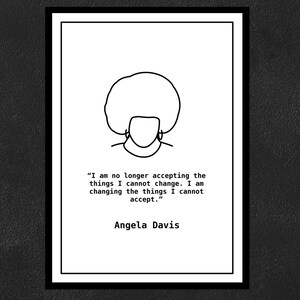 Può includere: Disegno in bianco e nero di Angela Davis con una citazione: "Non accetto più le cose che non posso cambiare. Sto cambiando le cose che non posso accettare."