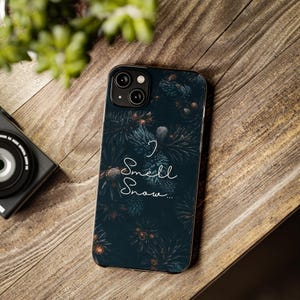 I Smell Snow / Una mamma per amica ispirata Custodia morbida per telefono / Motivo albero di Natale in pino / Cover per iPhone / Idea regalo Citazione di Lorelai Gilmore