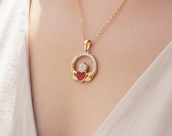 Collar con colgante Claddagh chapado en oro de 14 quilates, esmalte rojo, corazón de circonita cúbica, regalo de amistad, lealtad y amor irlandés.