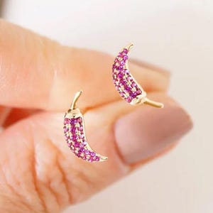 Aretes minimalistas de chile rellenos de oro de 14 k con circonita cúbica