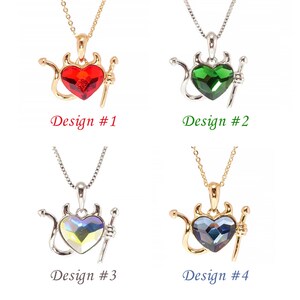 Puede incluir: Cuatro collares con colgantes en forma de corazón con una cola y cuernos de diablo. Los corazones son rojos, verdes, iridiscentes y azules.