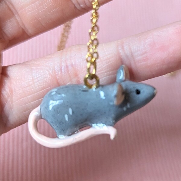 Collier orné d'une petit rat gris en fimo, pendentif souris