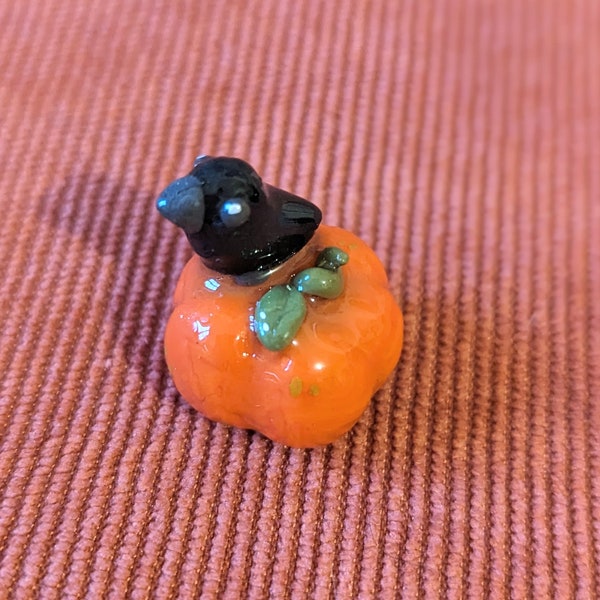 Figurine corbeau sur sa citrouille, mini déco d'automne en pâte Fimo et résine, effet porcelaine