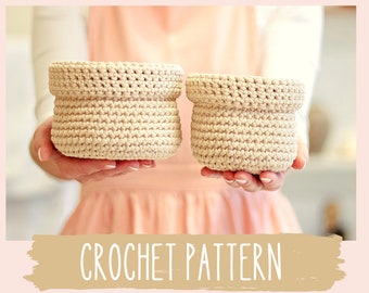 Puede incluir: Dos cestas de crochet beige, una ligeramente más grande que la otra, se sostienen en las manos de una persona. Las cestas están hechas con un patrón de punto simple y tienen un aspecto natural y rústico. CROCHET PATTERN está escrito en texto blanco sobre un fondo marrón.