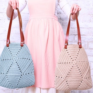 Op de afbeelding: Twee gehaakte tassen met leren handvatten. De tas links is lichtblauw en de tas rechts is beige.