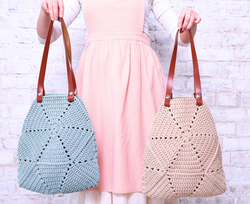 Op de afbeelding: Twee gehaakte tassen met leren handvatten. De tas links is lichtblauw en de tas rechts is beige.