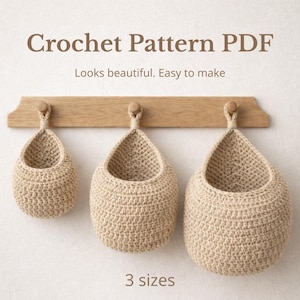 Könnte beinhalten: Drei beige gehäkelte Hängekörbe in verschiedenen Größen hängen an einer Holzstange. Der Text "Crochet Pattern PDF" und "Looks beautiful. Easy to make" sind über den Körben zu sehen. Der Text "3 sizes" ist darunter zu sehen.