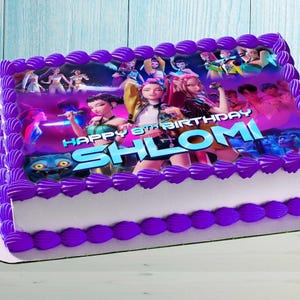 Könnte beinhalten: Ein rechteckiger Geburtstagskuchen mit lila Zuckerguss und einem gedruckten Bild. Das Bild zeigt animierte Charaktere und den Text "HAPPY 8TH BIRTHDAY SHLOMI" in Blau. Der Kuchen ist mit lila Zuckerguss-Wirbeln verziert.