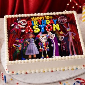 Puede incluir: Un pastel rectangular con bordes de glaseado blanco y una imagen comestible impresa que muestra personajes de The Amazing Digital Circus. El texto dice Happy 10th BIRTHDAY ASTON en letras coloridas, con lunares y en negrita.