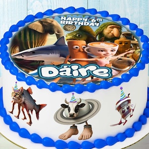 Puede incluir: Una tarta de cumpleaños blanca glaseada con adornos y decoraciones de glaseado azul. La tarta presenta una imagen comestible colorida con personajes de dibujos animados y el nombre "Daire". La imagen también incluye el texto "Happy 6th Birthday".