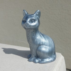 Large resin cat figurine 9