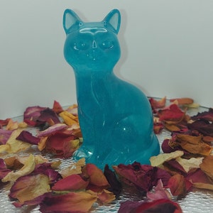 Large resin cat figurine 4