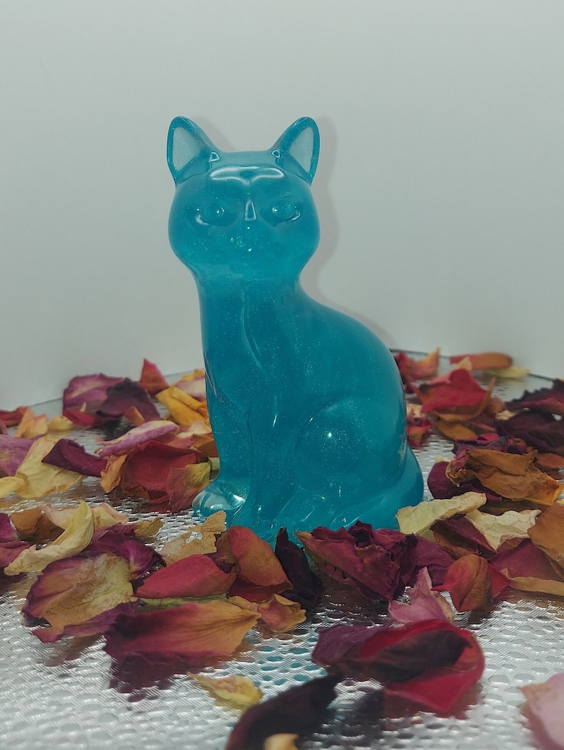 Large resin cat figurine 4