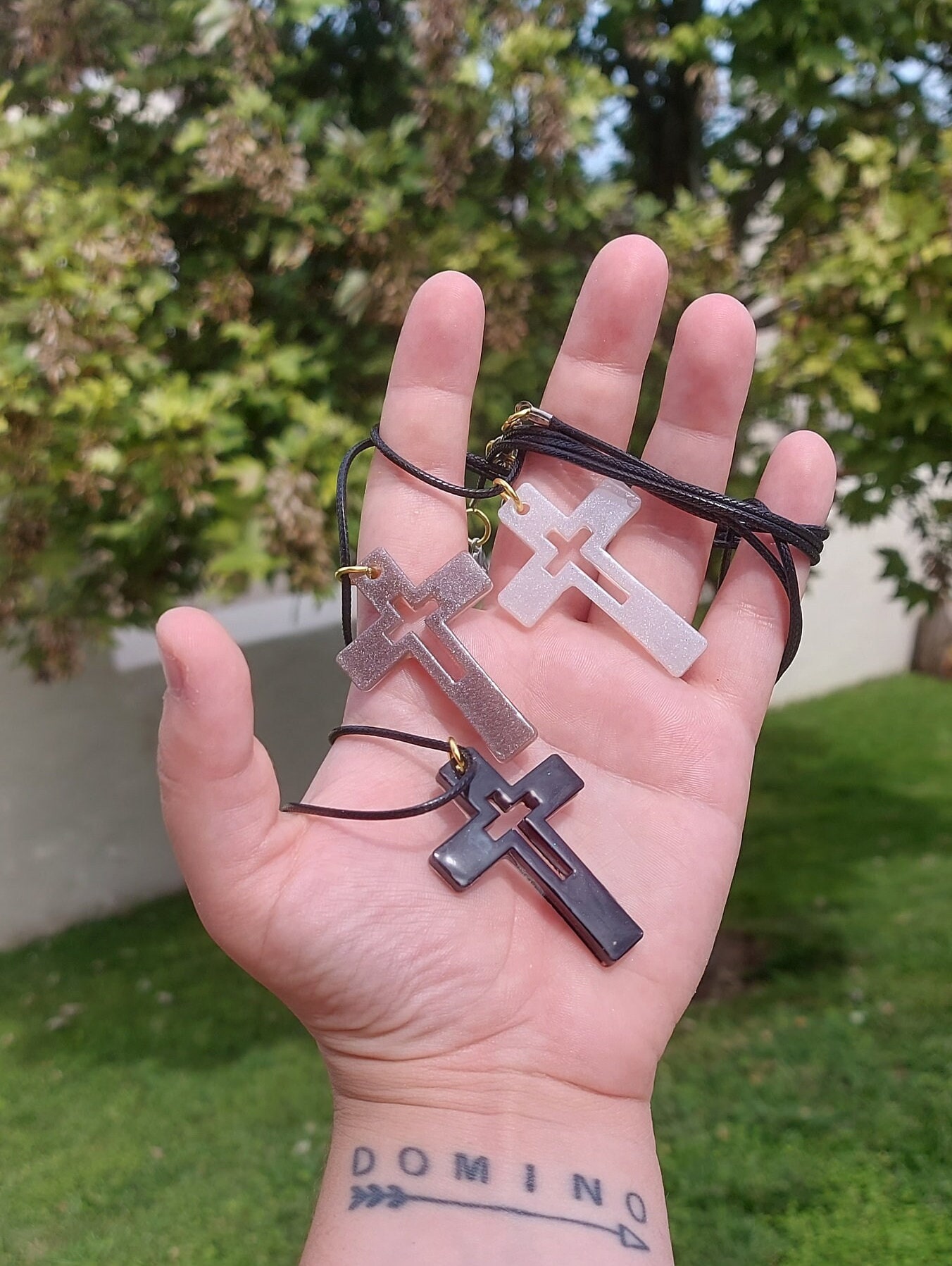 Collier Pendentif Croix De Moine Imposante Résine Vintage - Bijou Religieux Occasion Bon État