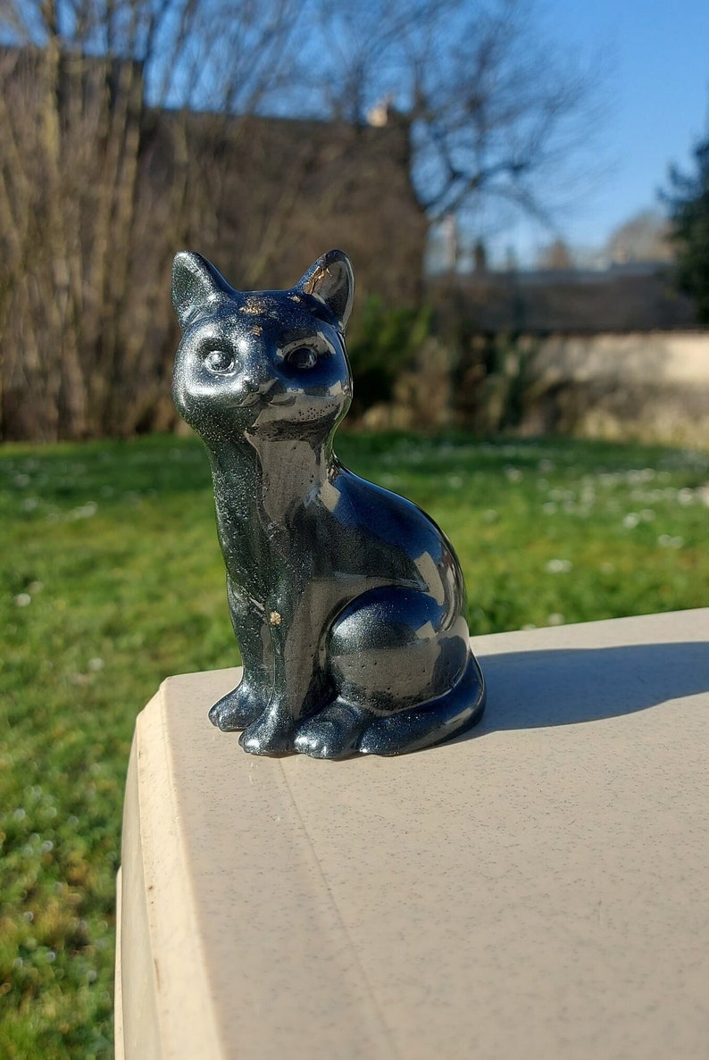 Large resin cat figurine 1
