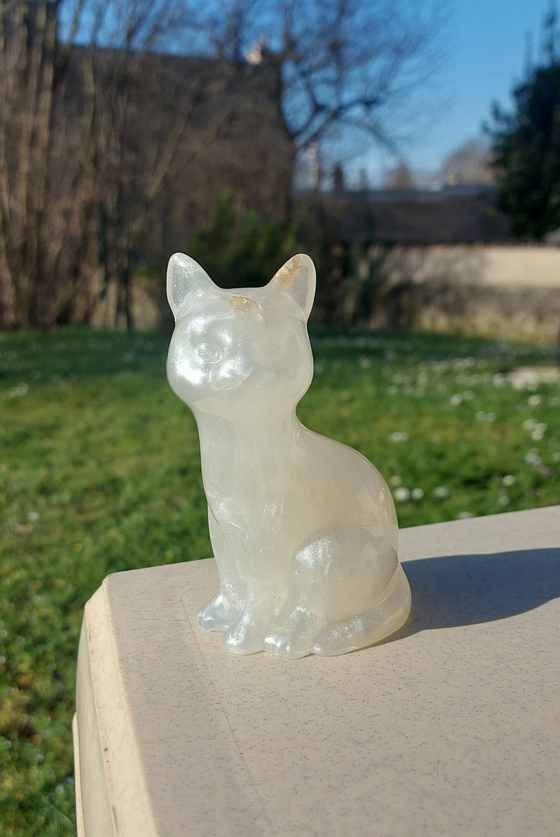 Large resin cat figurine 2