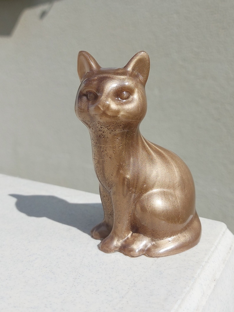 Large resin cat figurine 8