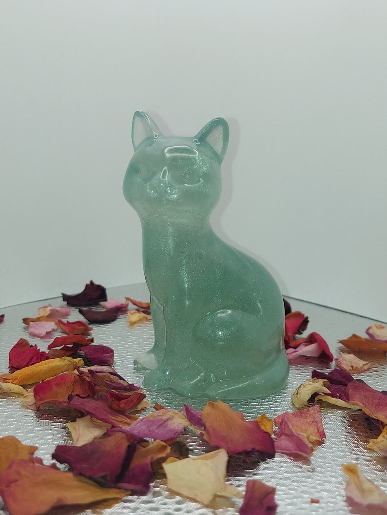 Large resin cat figurine 6