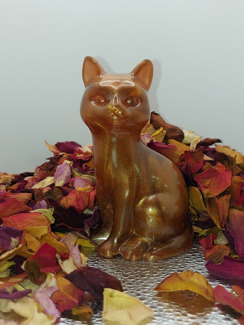Large resin cat figurine 7