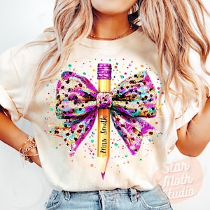 Lápis de coquete de professora PNG, Arco-íris Glitter Bow Png, Nome de professora personalizado, Volta às aulas Png, Camisa de professora Png, Apreciação de professora Png