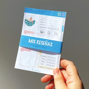 Op de afbeelding: Een blauw en wit printbaar boekrecensiejournaal met de titel "MIS RESEÑAS" en de tekst "20 páginas / 80 gr". Het journaal heeft secties voor het beoordelen van personages, plot, schrijfstijl, einde en algemene indruk.