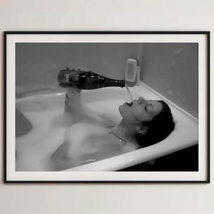 バスタブでワインを飲む女性のプリント 女の子向けバスルーム装飾 トレンディなデジタルダウンロードアート バーカート ウォールアート ハイプビーストポスター