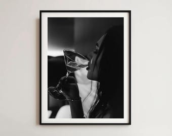 Sztuka vintage „Kobieta pijąca wino”: czarno-biały wystrój baru (pobranie cyfrowe)