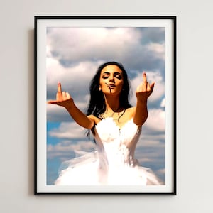 Może przedstawiać: Kobieta w białej sukni ślubnej z wyciągniętymi rękami, pokazuje środkowy palec do kamery. Tło to błękitne niebo z białymi chmurami.