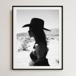 Cowgirl in der Wüste, Vintage Film Fotografie, Land Ästhetische Wand Kunst Schwarzweiß, Cowgirl Digitaldruck, Western Cowgirl