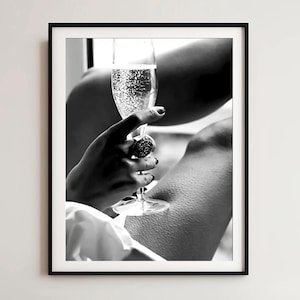 ワインを飲む女性のウォールアート、ヴィンテージの白黒プリント、フェミニストのポスターとレトロなバーカートの装飾、アルコールアート