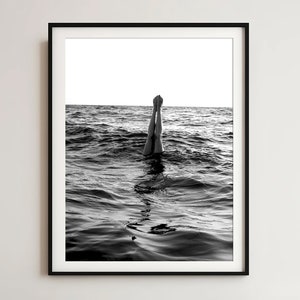 Póster de parada de manos en el océano, blanco y negro, arte de pared preppy, arte de pared de moda, arte de pared femenino, arte de pared funky, impresiones de moda y maximalistas