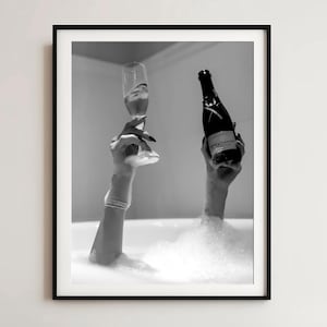 泡風呂でシャンパンを飲む女性のポスター | フェミニストの白黒ウォールアート | バーカート用の豪華なバスルーム装飾