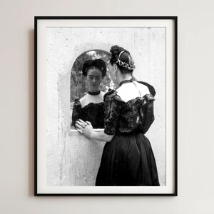 Frida Looking Into Mirror Photo, Black & White Frida Wall Art, Mexican Artist Feminism Gift, Girl Power Print, Woman Art, Instant Download