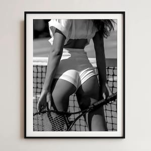 Tennis Mädchen Poster | Kultiger Tennis Classic Print für Fans & Geschenke | Einzigartige Kunst für Tennisliebhaber, Sport-Dekor