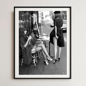 Paris Cafe Poster: Elegante Frauen, schwarz weiss Fotografie (Digitaler Download)