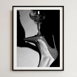 Wysokie Obcasy Kobieta Wino Wydruk, Czarno-Biały Bar Cart Wall Art, Wystrój Pokoju Dziewczyny Nastolatki Vintage Bar Wydruk, Kobieta Pijąca Wino Cyfrowe Pobieranie