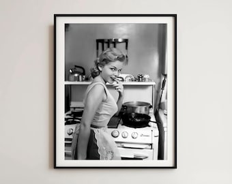 Vintage kitchen wall art | Woman in kitchen retro home decor digital download | Printable kitchen and dining room art | Farmhouse kitchen