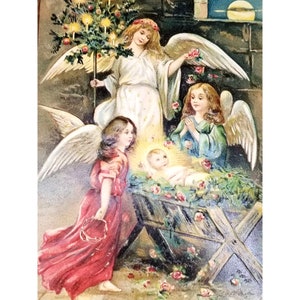 Puede incluir: Una ilustración de tarjeta de Navidad vintage que presenta tres ángeles con halos dorados, un bebé en un pesebre y una estrella arriba. Los ángeles visten túnicas blancas, azules y rojas, y el bebé está envuelto en pañales blancos. El pesebre está decorado con flores y vegetación.