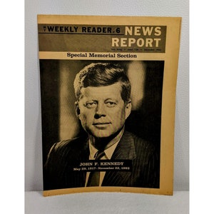 Puede incluir: Una fotografía en blanco y negro de John F. Kennedy en la portada de una revista Weekly Reader News Report. La portada de la revista está amarillenta y tiene el texto "Weekly Reader. 6 News Report" y "Special Memorial Section" impreso en ella. El texto "Vol. XV. Issue 134. December 1963" también está impreso en la portada. El texto "John F. Kennedy" y "May 29, 1917 - November 22, 1963" está impreso debajo de la foto.