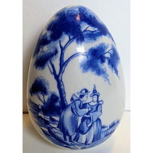 Vintage 1990 The Franklin Mint Brand Blue and White Porcelain Egg