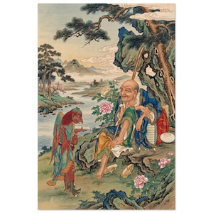 Peut inclure: Une peinture de style est-asiatique traditionnel représentant un personnage âgé chauve vêtu de robes bleues et vertes, assis sur un rocher avec un bâton en bois, tandis qu'une créature ailée au bec et à la peau rouge tient un livre blanc.