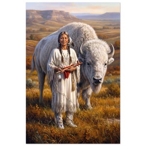 Puede incluir: Una pintura muestra a una mujer nativa americana con un vestido blanco con flecos, sosteniendo una pipa roja, de pie junto a un gran bisonte blanco. El fondo muestra colinas y una cordillera distante, con cálidos colores otoñales.