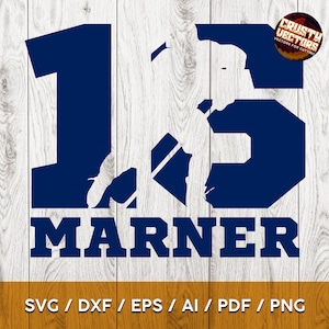 Puede incluir: Un diseño gráfico azul y blanco con el número 13 y la palabra "MARNER" debajo. El diseño está sobre un fondo de madera.